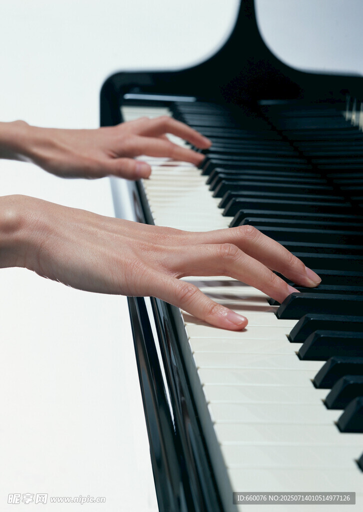 双手弹奏钢琴的优雅瞬间
