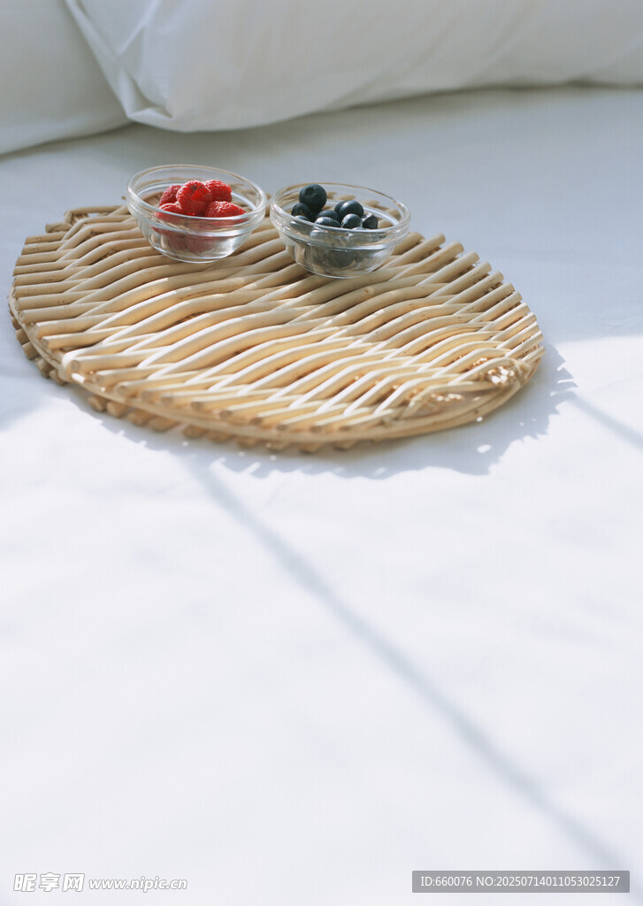 草编圆盘上的精致小物