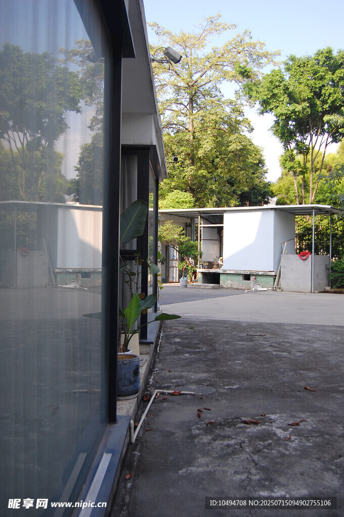 户外建筑旁的开阔空间