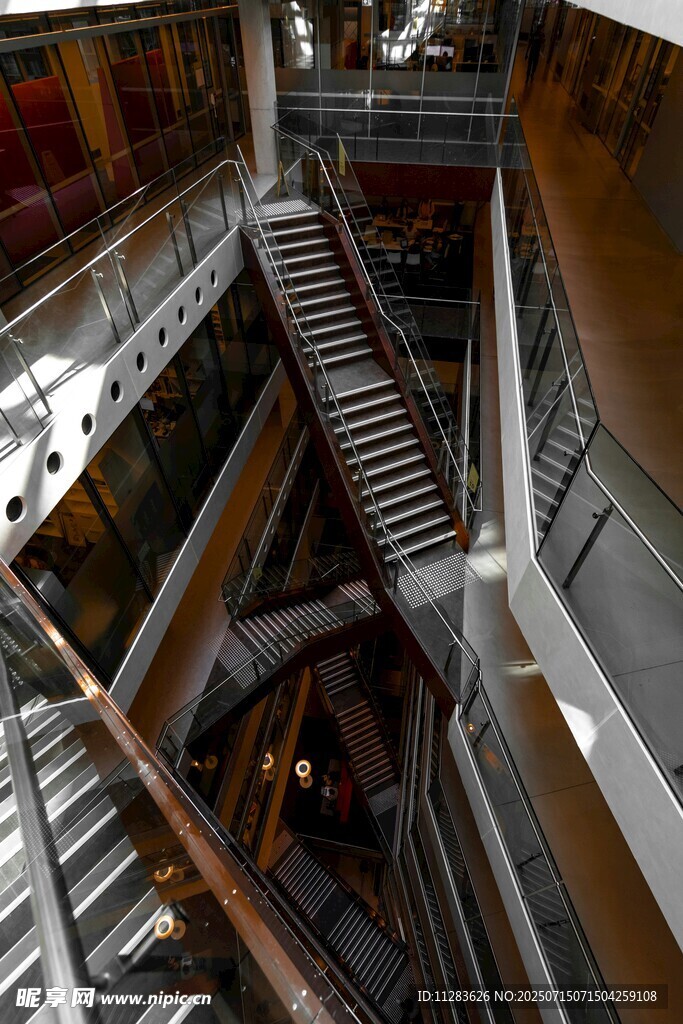 现代建筑内部的交错楼梯