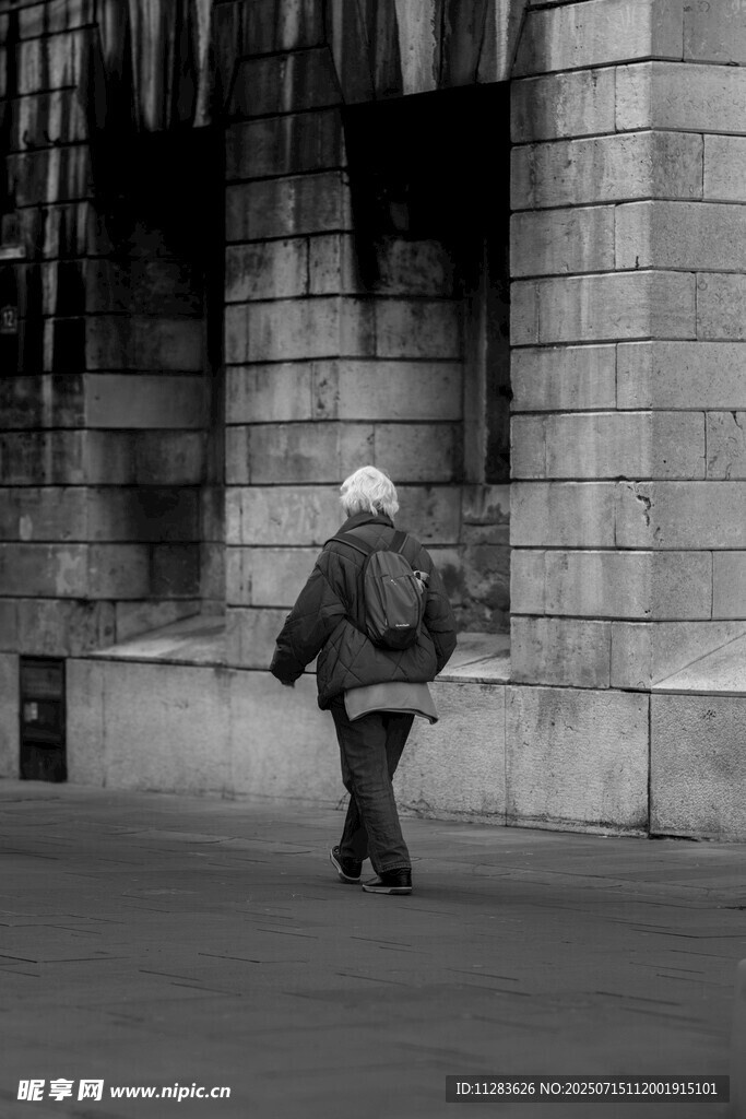 街头独行的背影