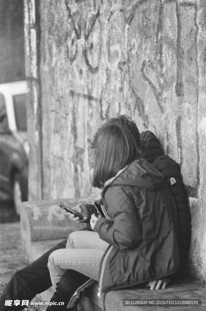 冬日街头依偎的亲密两人