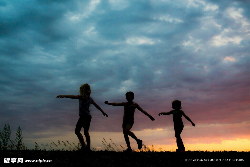 夕阳下三人欢快奔跑