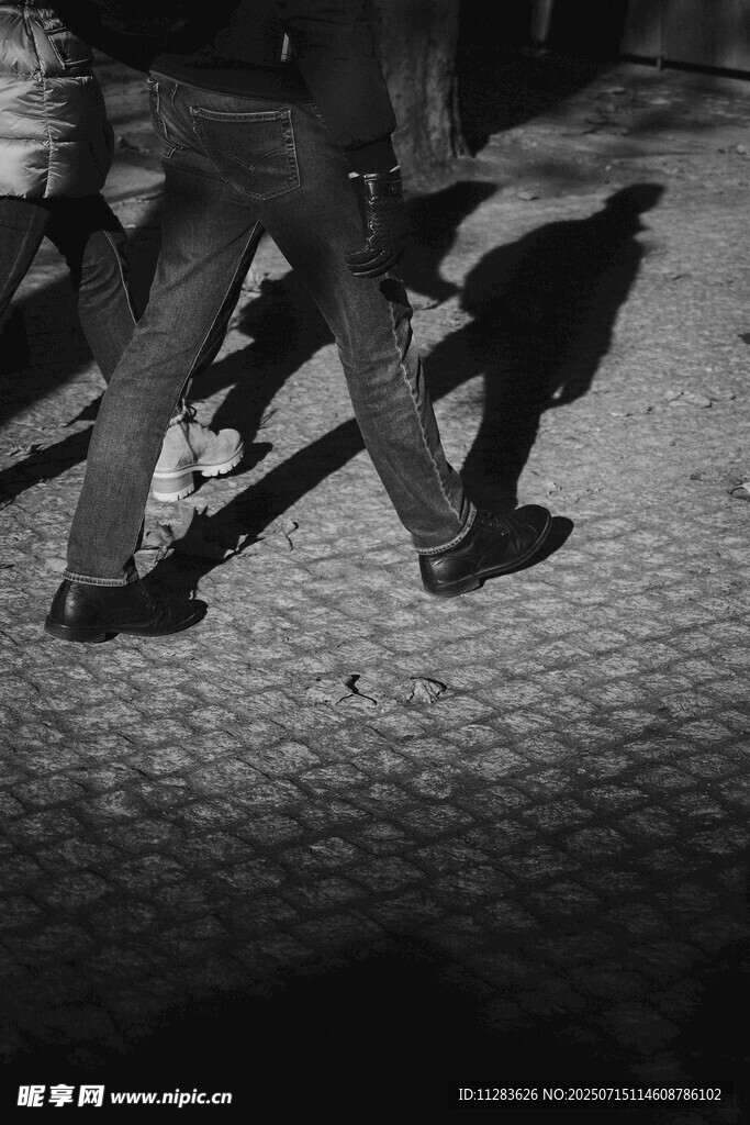 行人脚步特写
