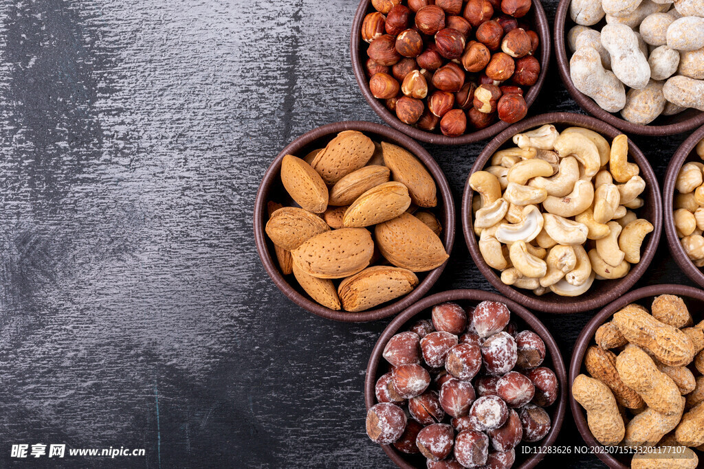 多样坚果摆放在深色背景中