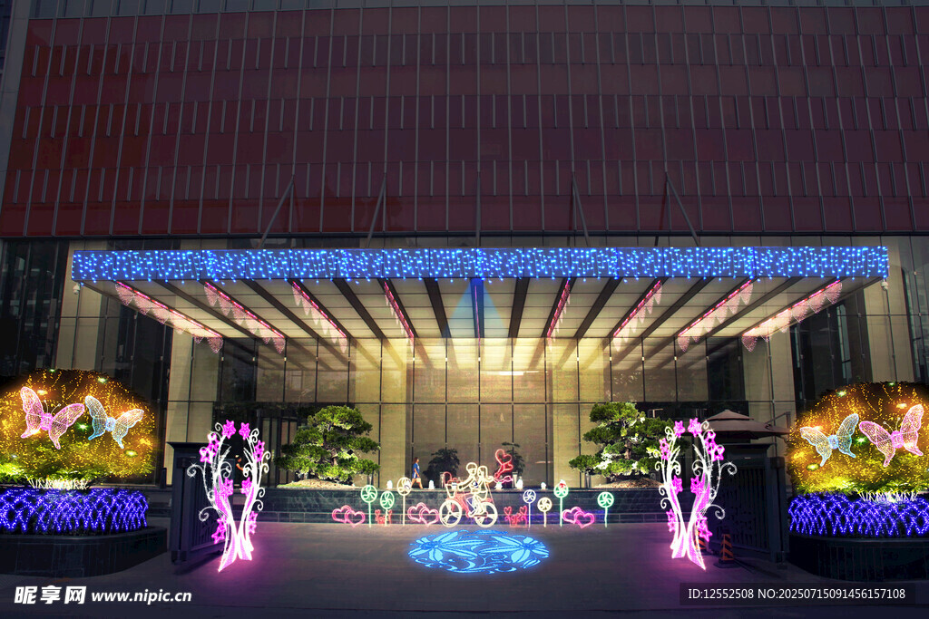 绚丽灯光装饰的建筑入口