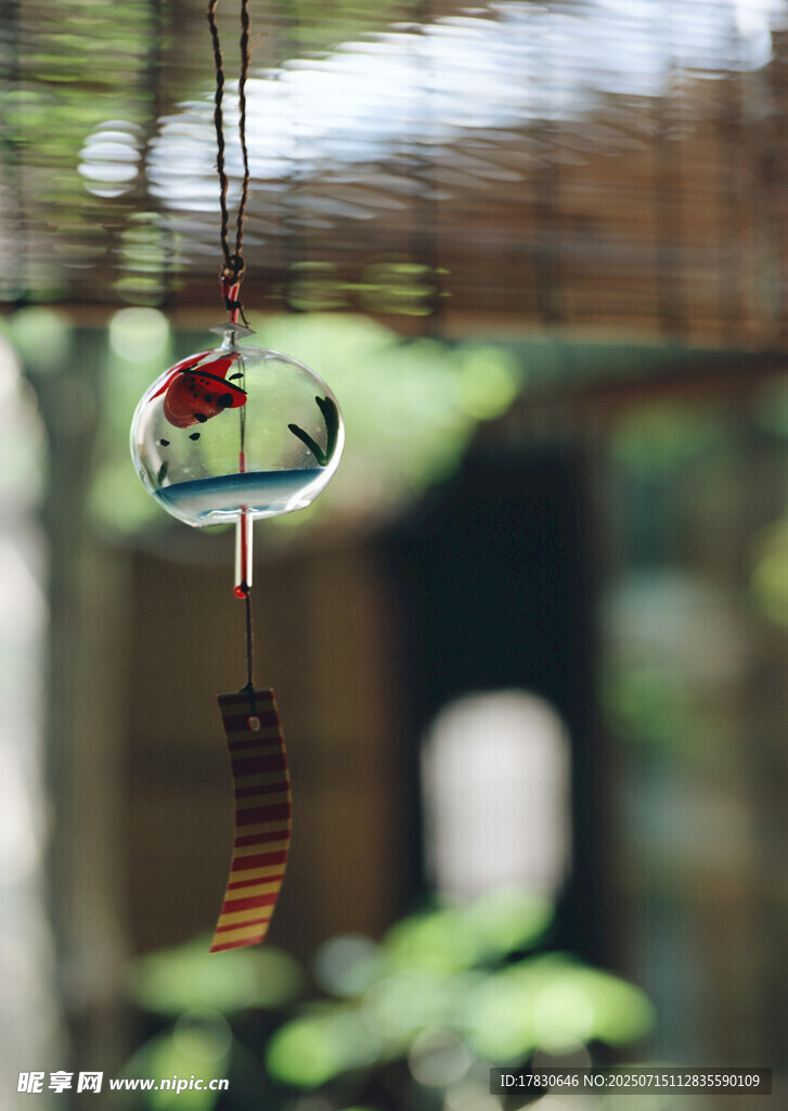 精致小鸟风铃悬挂于户外