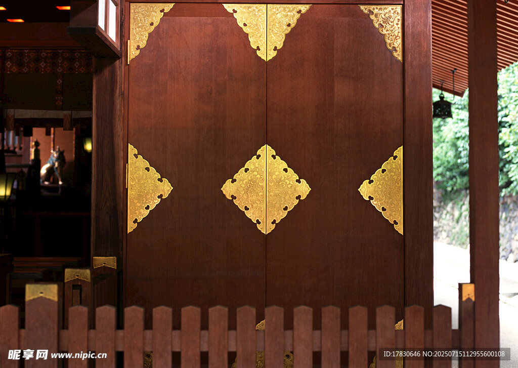 中式木门上的金色装饰