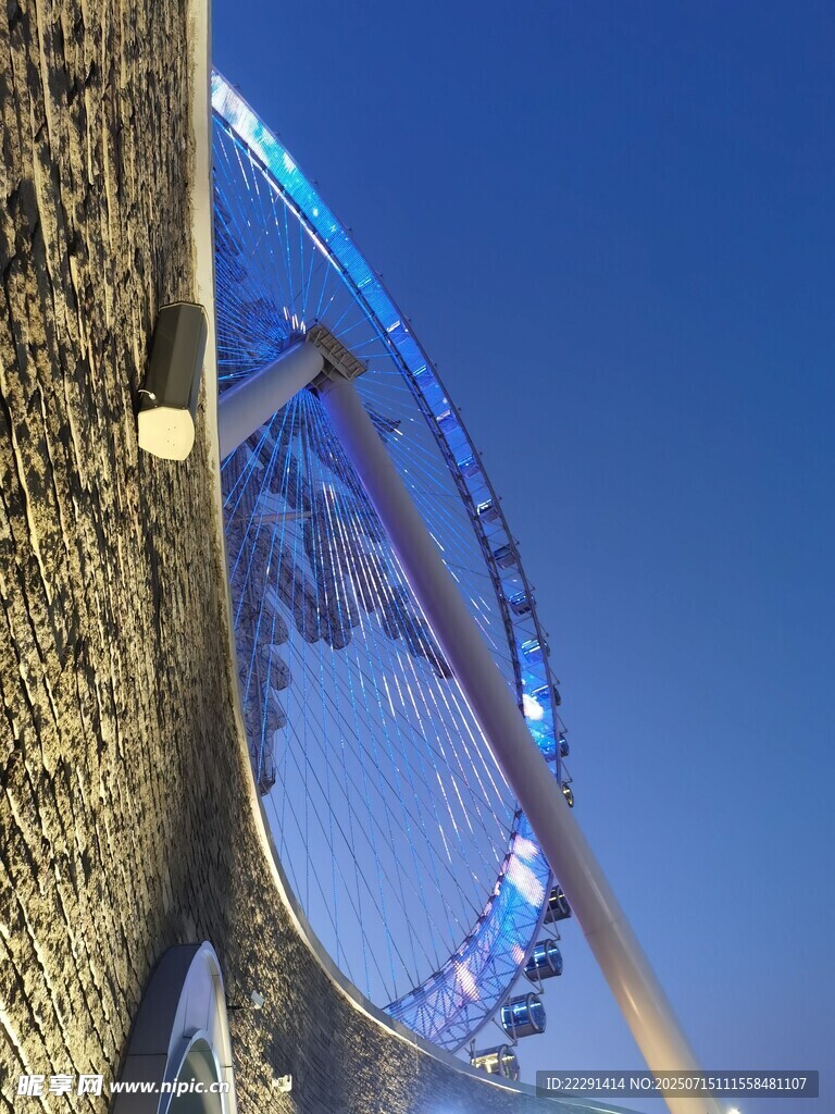 夜幕下的璀璨摩天轮