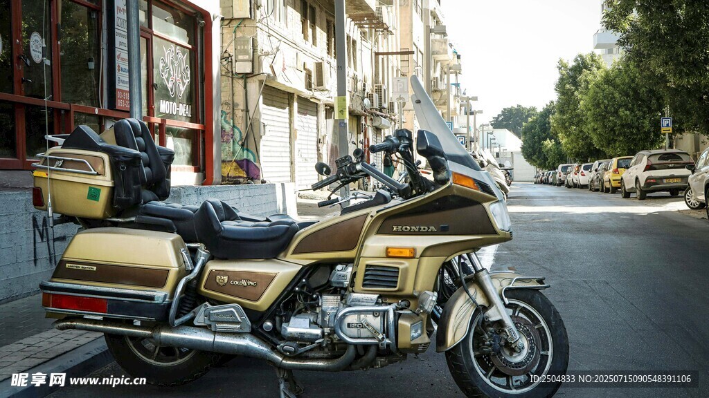 复古金色摩托车停于街道