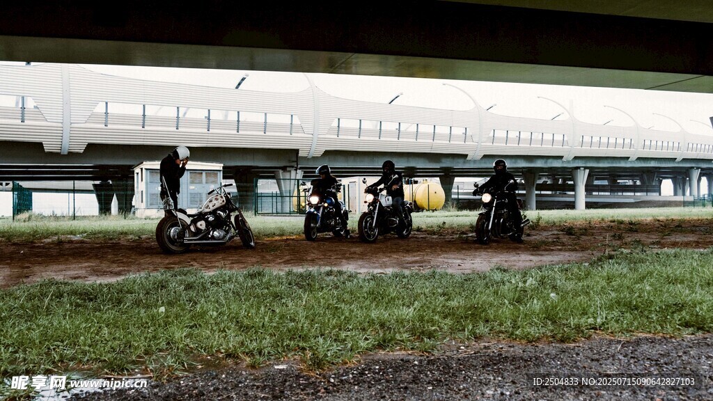 高架桥下停放的多辆摩托车