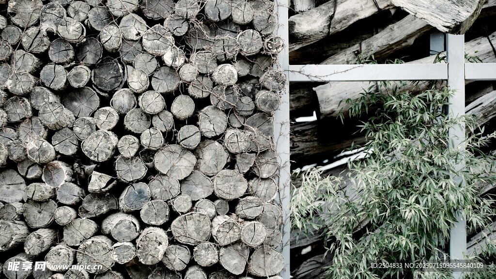 木材堆放与户外场景