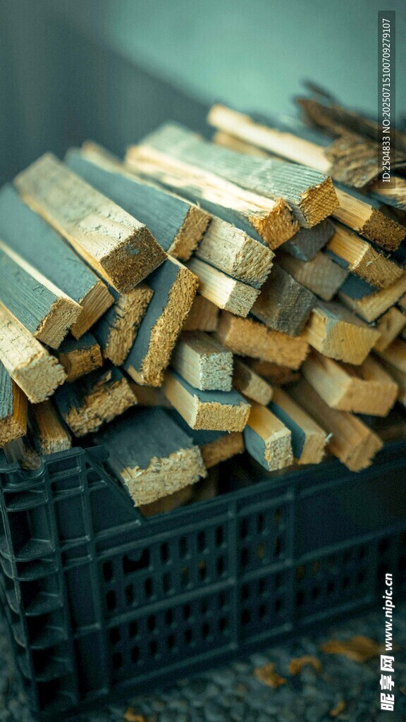 木柴堆放在黑色容器中