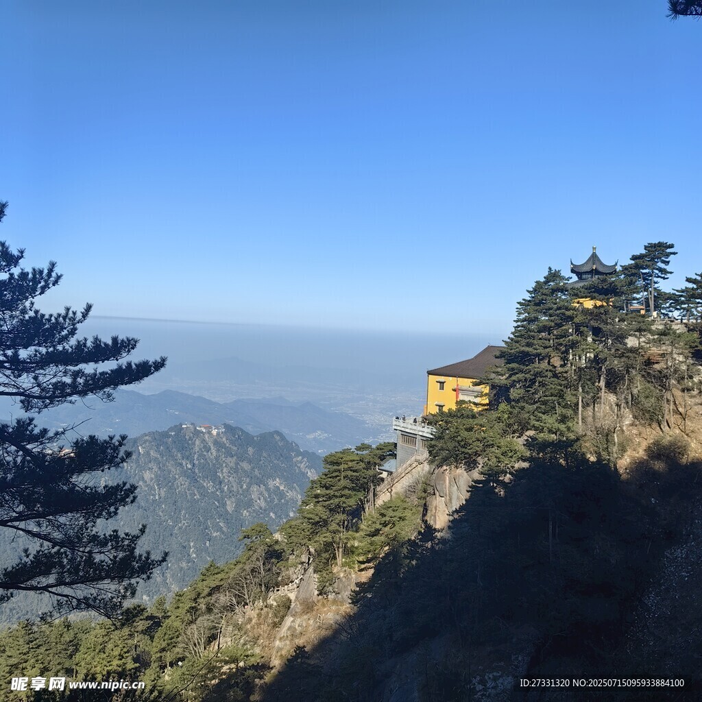 九华山巅古建映蓝天