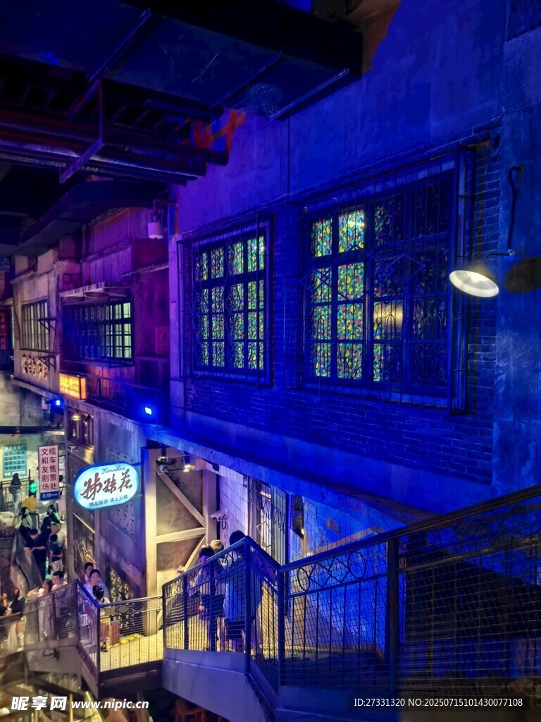 夜晚街边的绚丽灯光小店