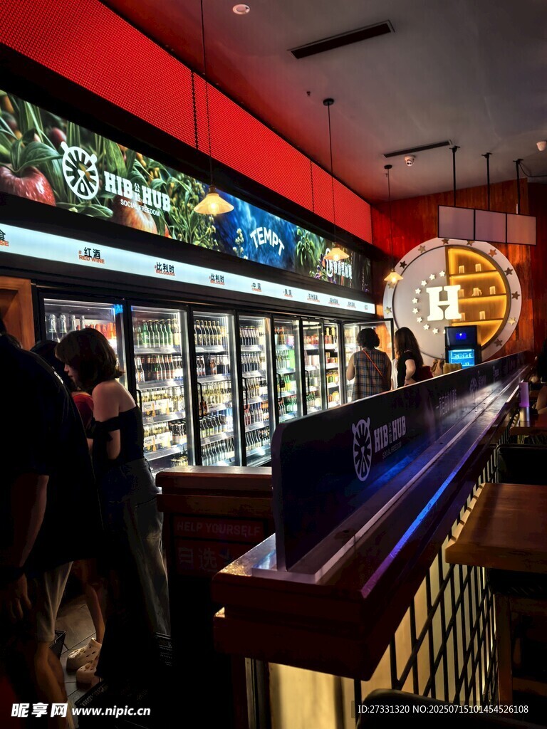 酒吧内景多彩屏幕与吧台