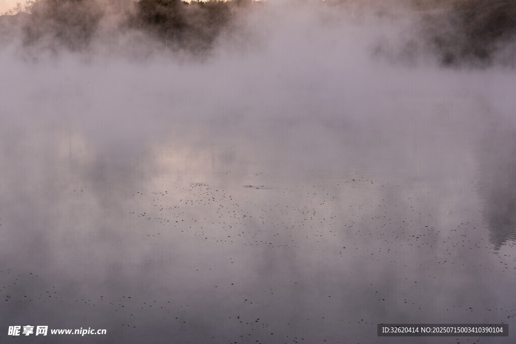 水汽弥漫的壮观喷泉景象