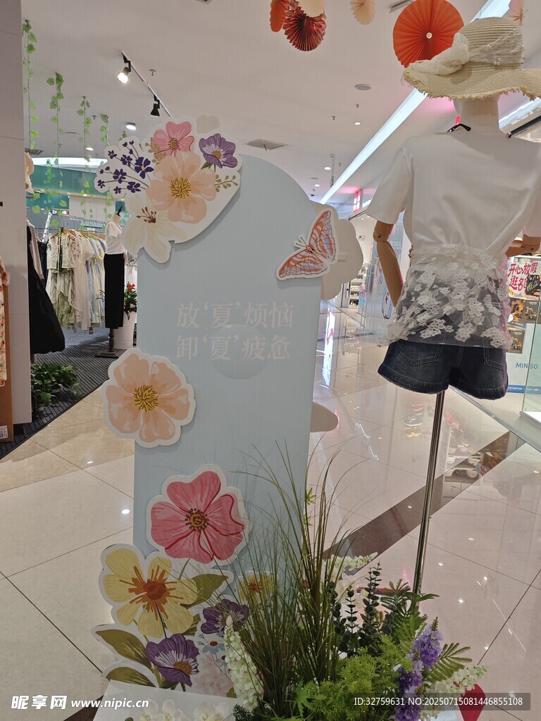 商场内精美花卉装饰景观