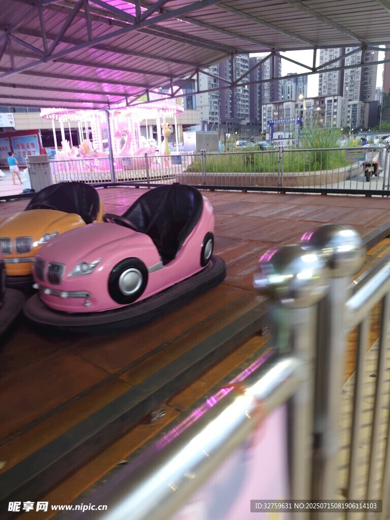 室内游乐场的粉色碰碰车