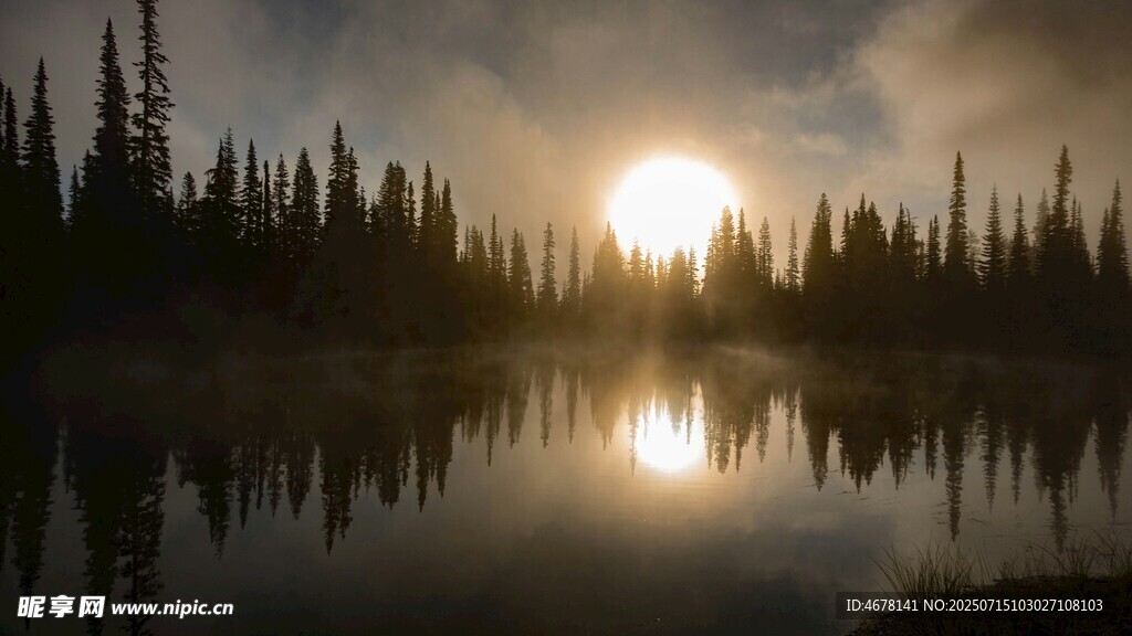 湖畔日落森林美景