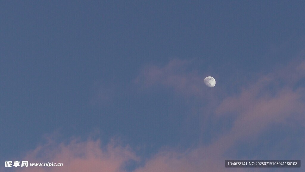 夜空明月伴彩云