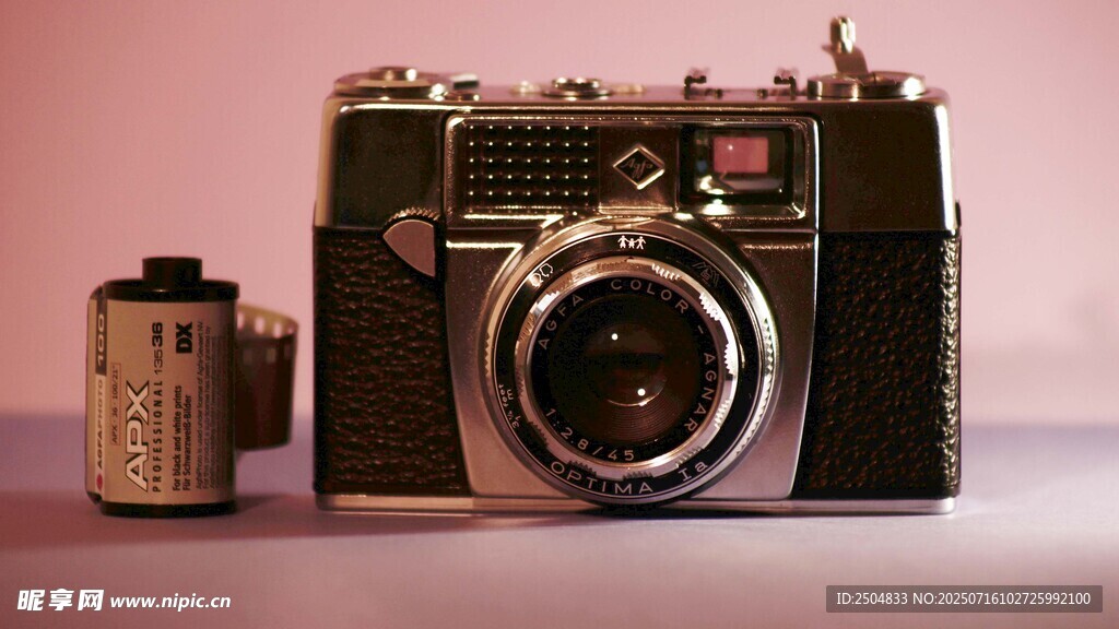 复古相机与胶卷