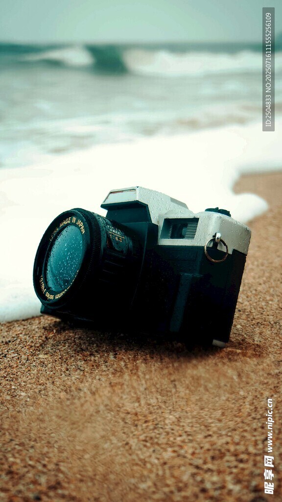 沙滩上的复古相机