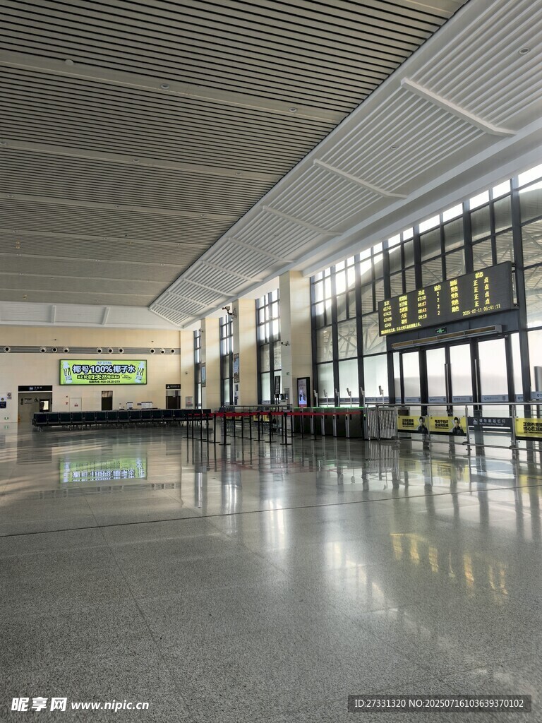 宽敞明亮的现代化室内空间