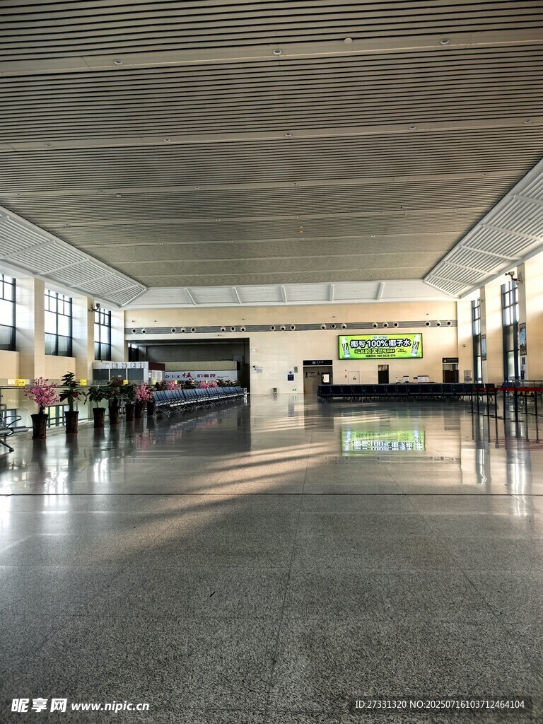 宽敞明亮的室内大厅空间