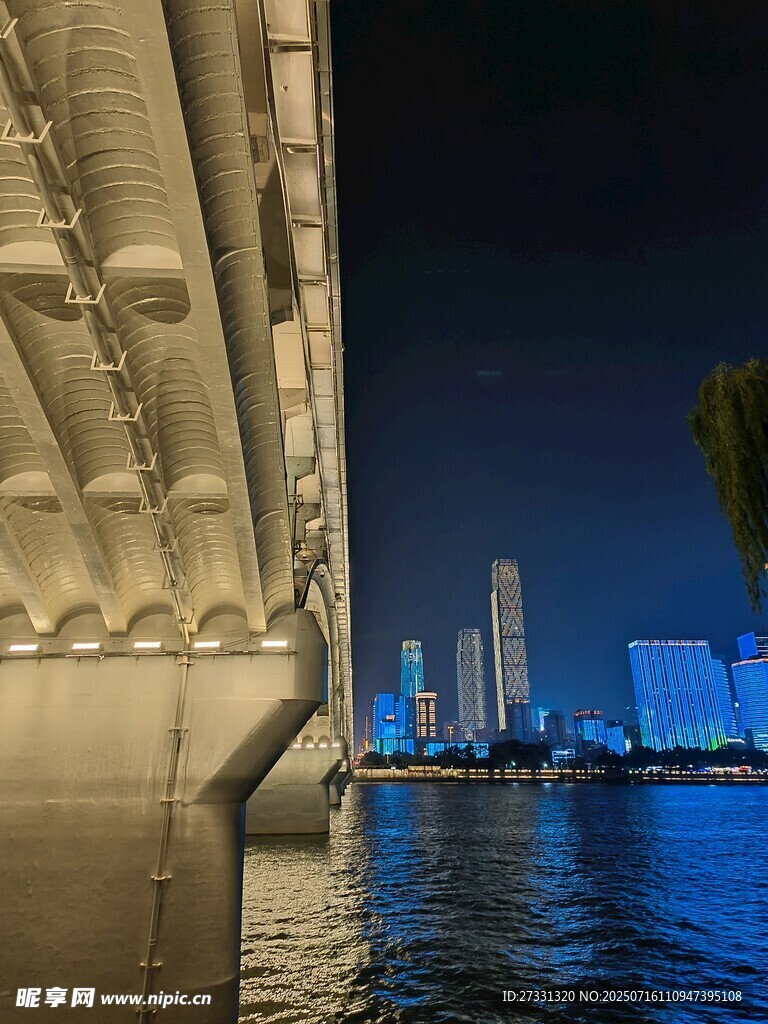 夜晚桥梁下的城市水岸风光