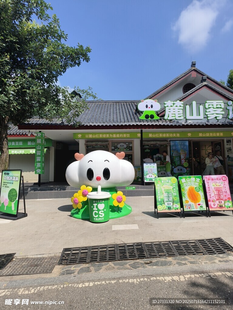 瑞幸门店前的可爱玩偶