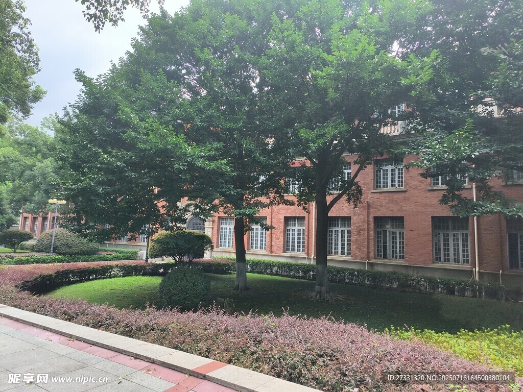 校园绿植环绕的红砖建筑