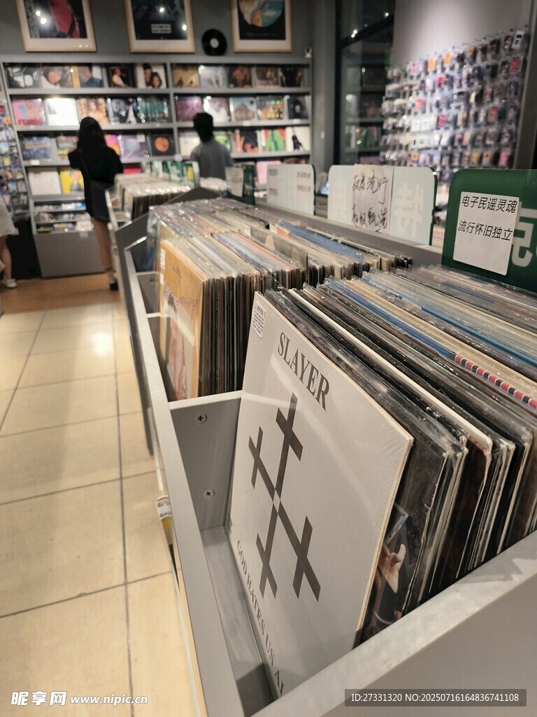 唱片店内陈列的多样唱片