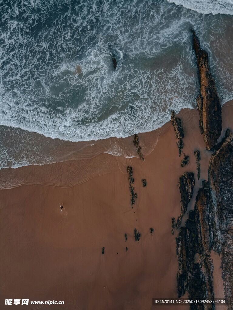 俯瞰沙滩海浪与行人