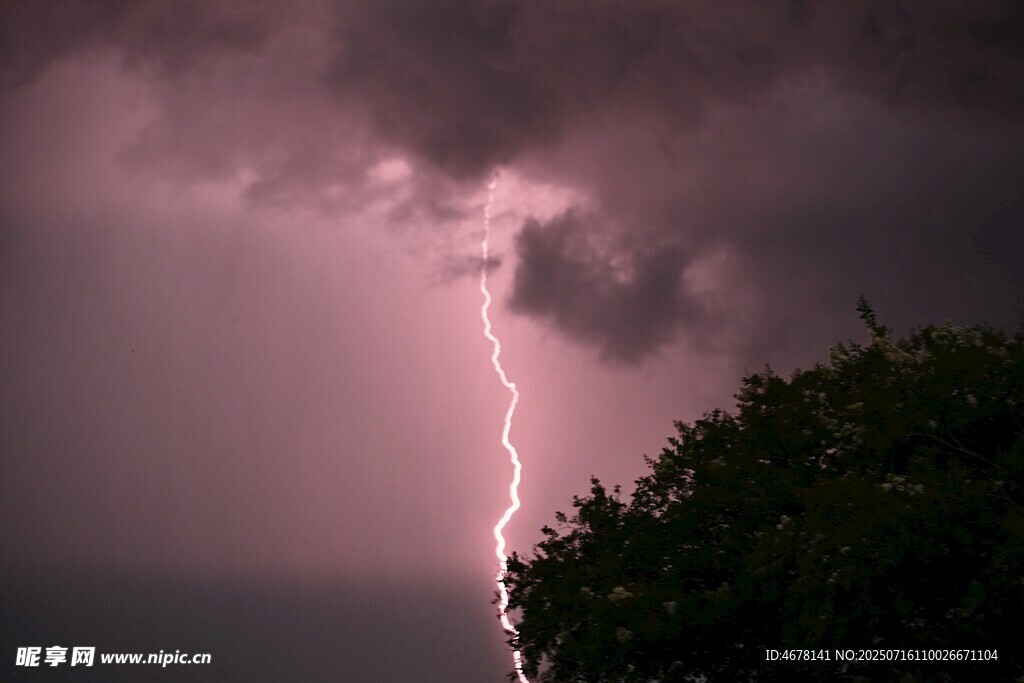闪电划破夜空的震撼瞬间