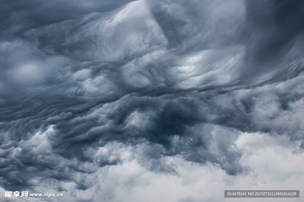 乌云密布的天空景象