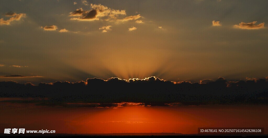 夕阳下波光粼粼的水面