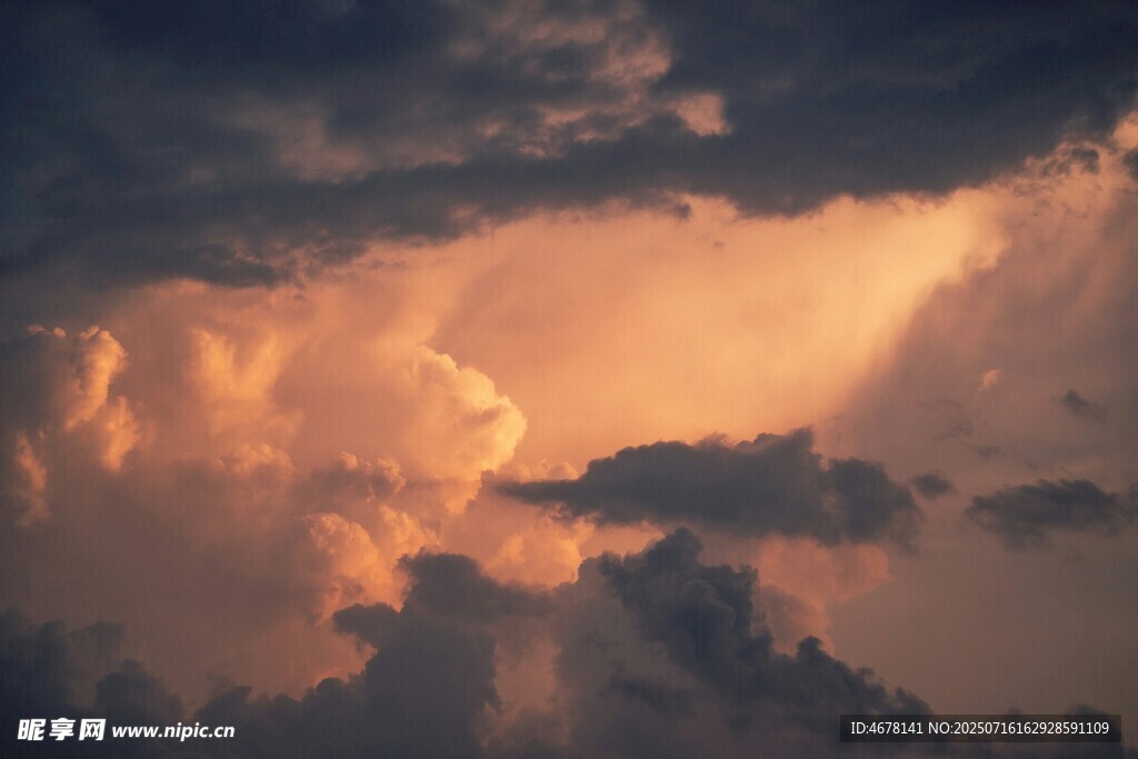 壮丽霞光中的云层景观