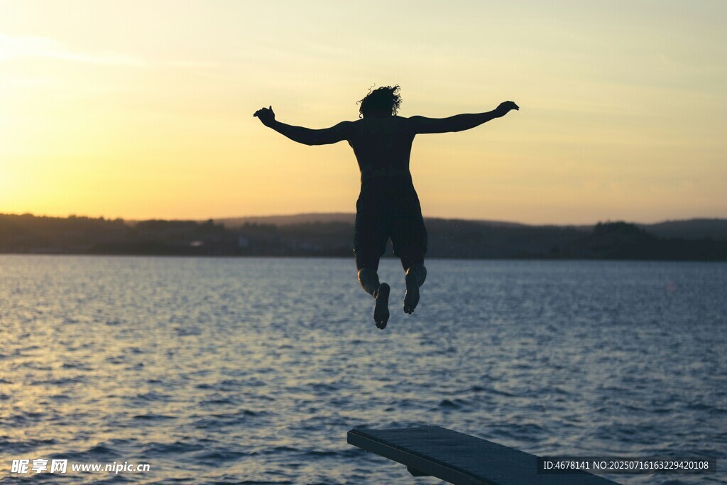 夕阳下跃向水面的身影
