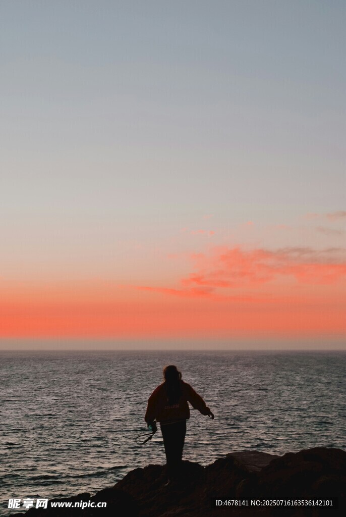 海边日落时的孤独身影