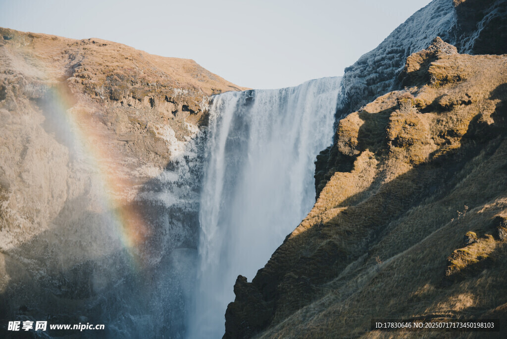 山间瀑布现绚丽彩虹