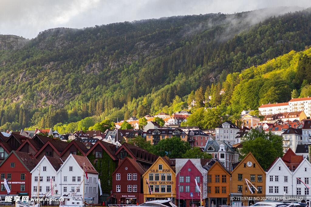 山间多彩小镇风光