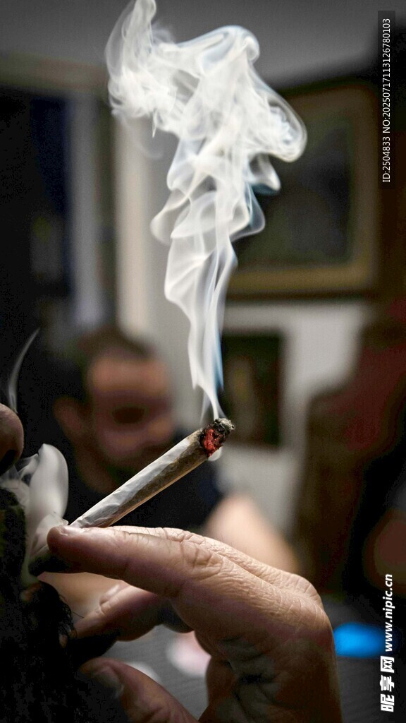 手持剪刀剪烟雾瞬间