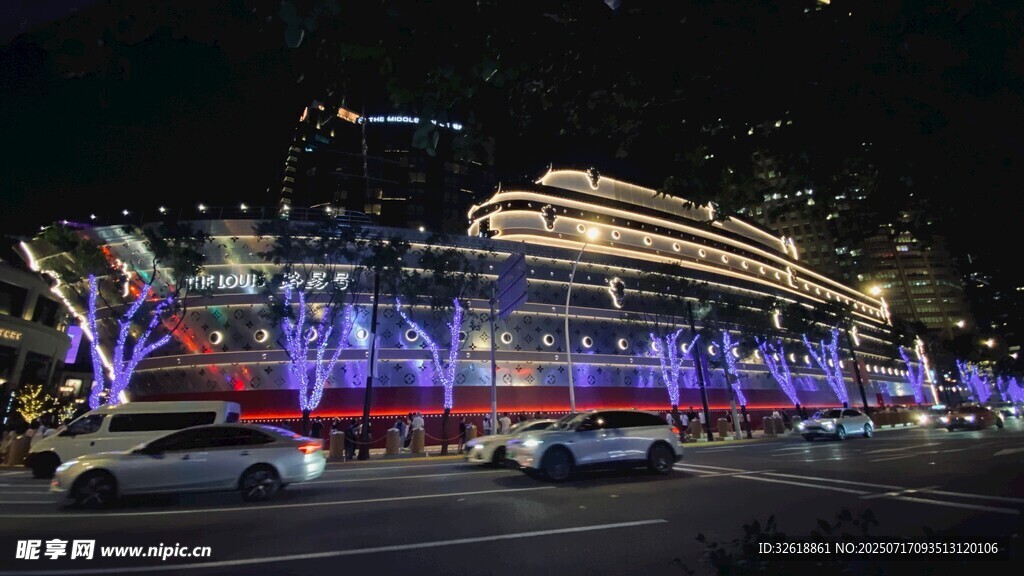 路易号城市夜景中的璀璨建筑