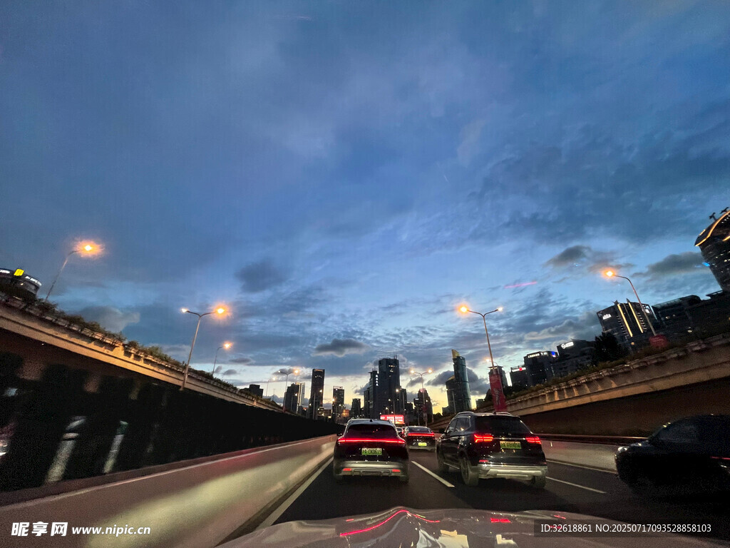 城市道路黄昏行车景象