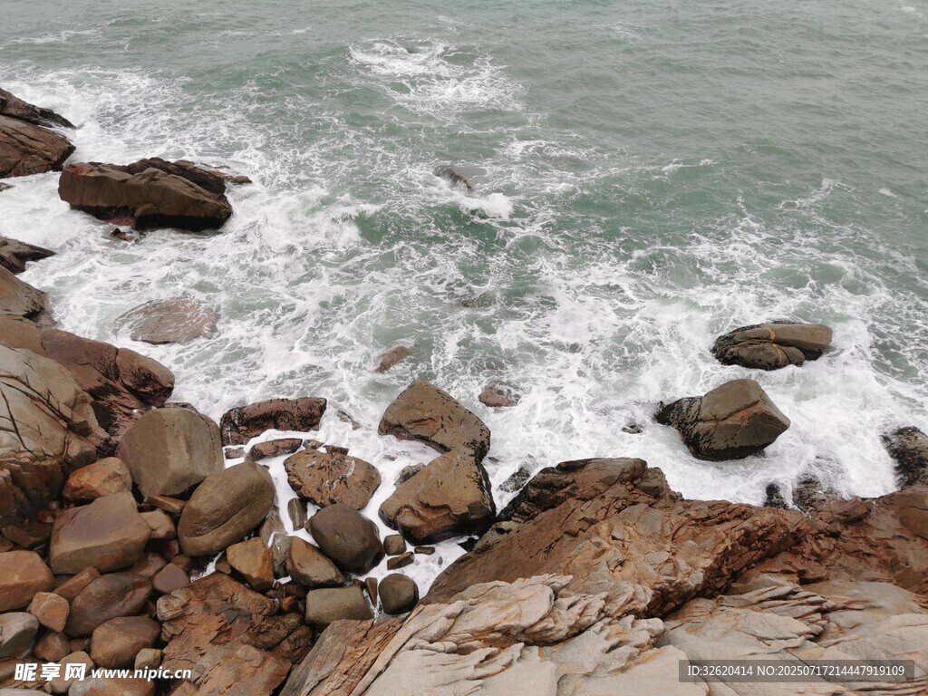 海边礁石与翻涌海浪