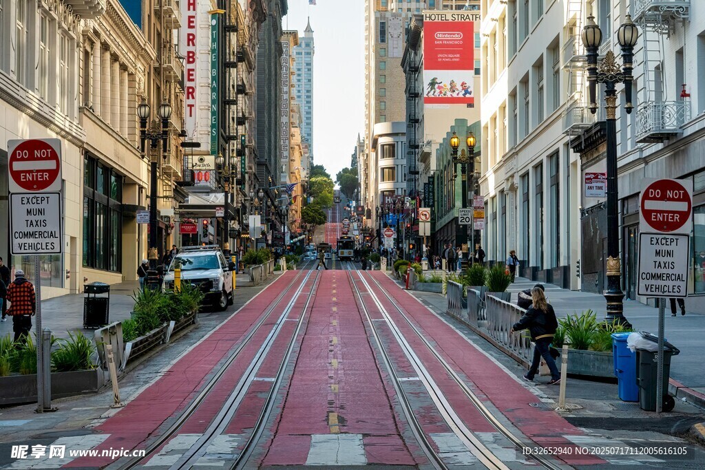 城市中色彩鲜明的街道景观