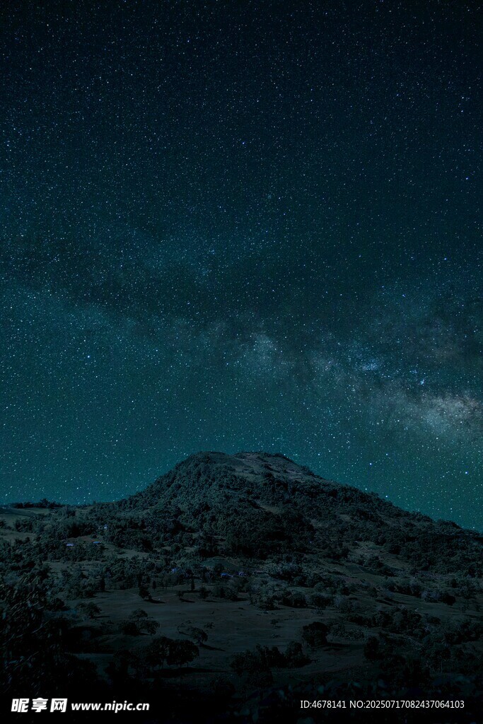 夜空下的巍峨雪山