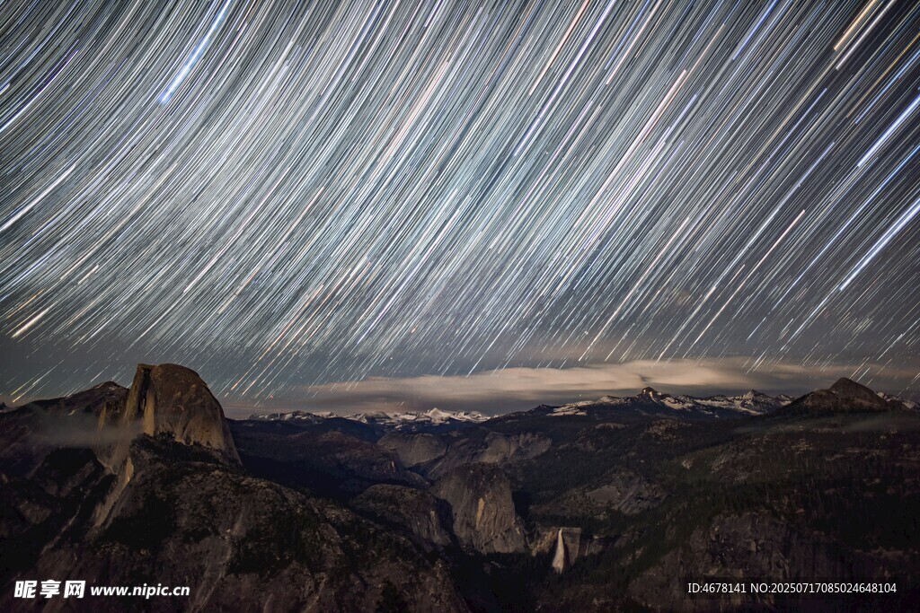 夜空星轨下的壮丽山峦