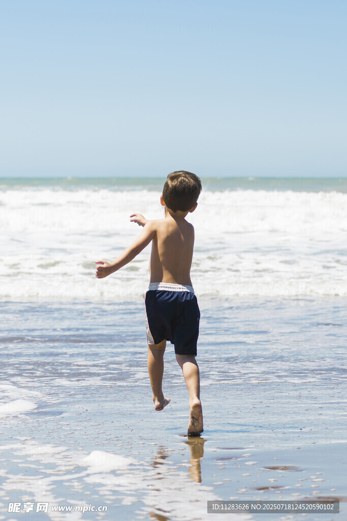 海边奔跑的小男孩